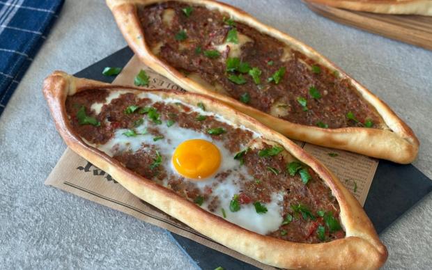 Kıymalı Yumurtalı Pide Tarifi