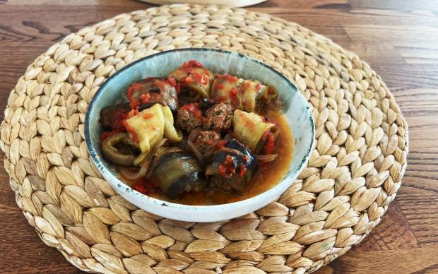Salçalı Köfteli Patlıcan Sarma Tarifi