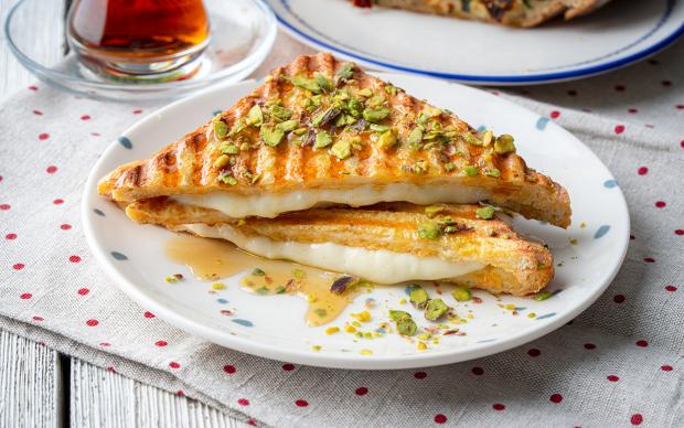 Ballı Peynirli Tost Tarifi