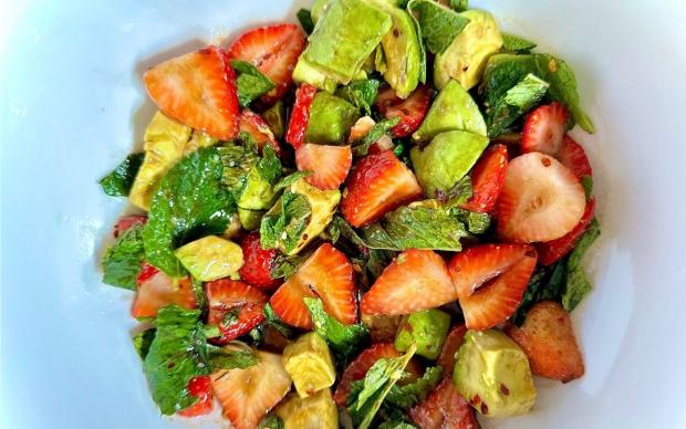 Çilekli Naneli Yaz Salatası Tarifi