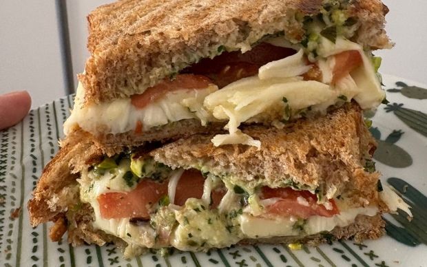 Fesleğen Soslu Tost Tarifi