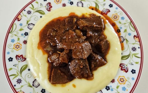 Patates Püresi Yatağında Gulaş Tarifi