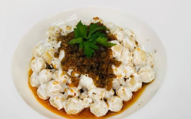 Soğan Soslu Yoğurtlu Bulgur Köftesi Tarifi