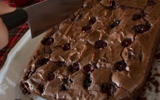 Vişneli Bol Çikolatalı Brownie Tarifi