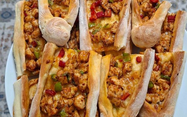 Tavuklu Kaşar Peynirli Pide Tarifi