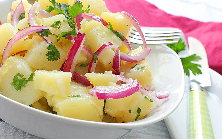 https://yemek.com/tarif/patates-salatasi/#.WPnHHdKLTIU | Patates Salatası Tarifi