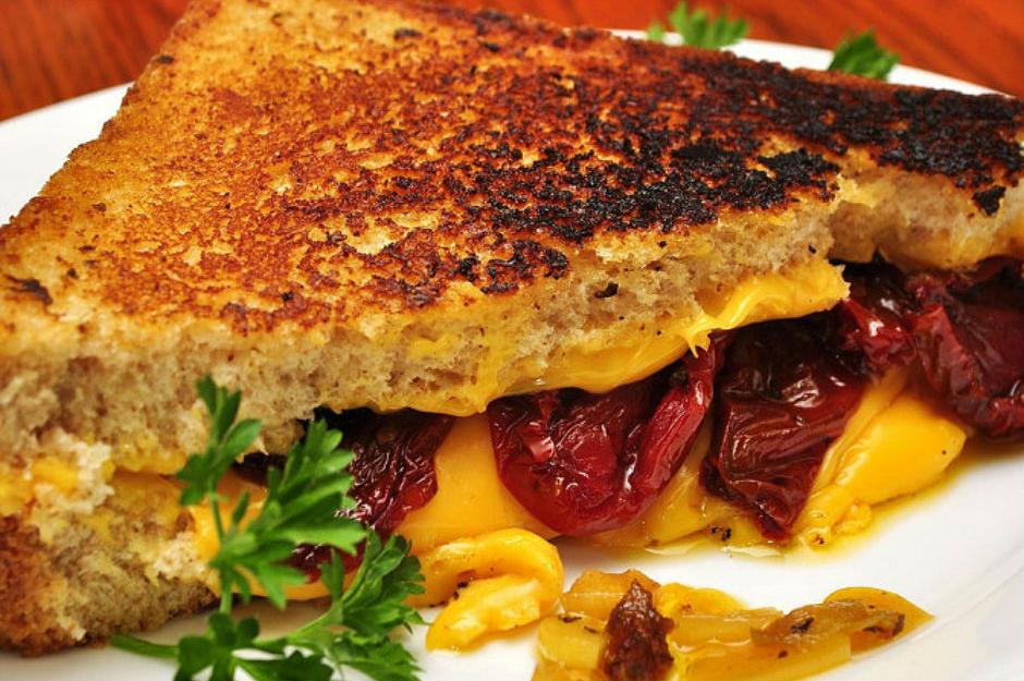 https://yemek.com/tarif/grilled-cheese/ | Grilled Cheese Tarifi