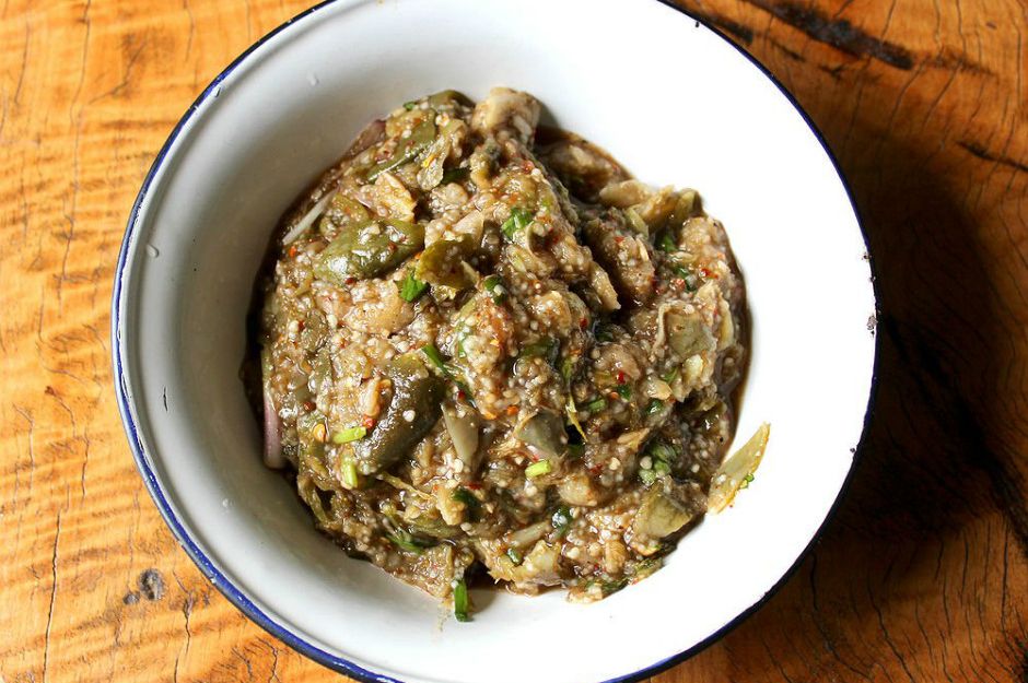 https://yemek.com/tarif/yer-fistikli-patlican-salatasi/ | Yer Fıstıklı Patlıcan Salatası Tarifi