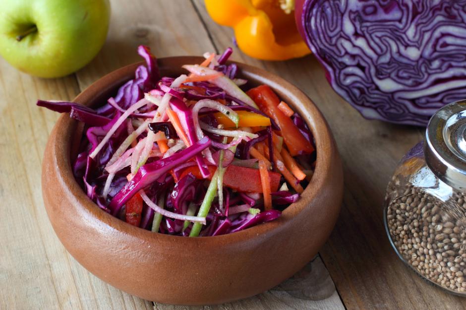 https://yemek.com/tarif/yesil-elmali-lahana-salatasi/ | Yeşil Elmalı Mor Lahana Salatası Tarifi