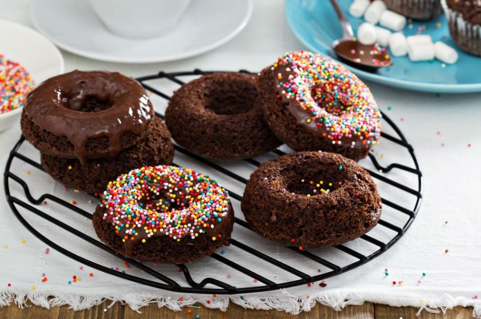 https://yemek.com/tarif/ev-yapimi-cikolatali-donut/ | Ev Yapımı Çikolatalı Donut Tarifi
