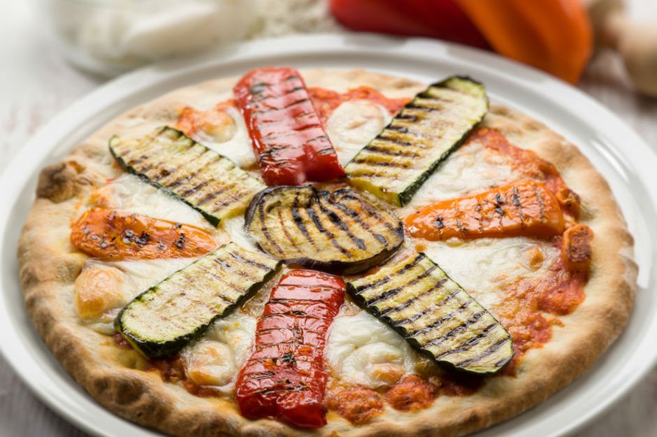 https://yemek.com/tarif/izgara-sebzeli-pizza/ | Izgara Sebzeli Pizza Tarifi