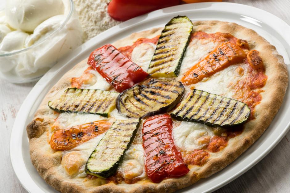 https://yemek.com/tarif/izgara-sebzeli-pizza/ | Izgara Sebzeli Pizza Tarifi