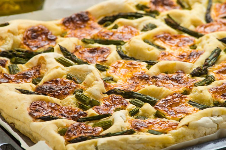 https://yemek.com/tarif/kuskonmazli-ve-cheddar-peynirli-pizza/ | Kuşkonmazlı ve Cheddar Peynirli Pizza Tarifi