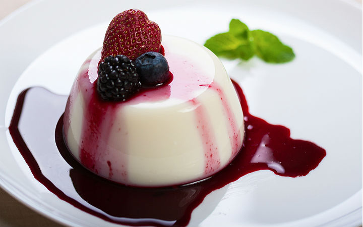 https://yemek.com/tarif/bogurtlen-soslu-panna-cotta/ | Böğürtlen Soslu Panna Cotta Tarifi