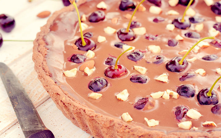 http://admin.yemek.com/tarif/sutlu-cikolatali-kirazli-tart/ | Çikolatalı Kirazlı Tart