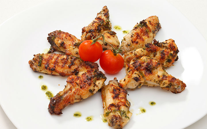 https://yemek.com/tarif/soslu-tavuk-kanatlari/#.V5oSELiLTIU | Çıtır Tavuk Kanatları