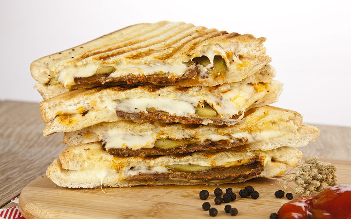 https://yemek.com/tarif/kavurmali-tost/ | Kavurmalı Tost Tarifi