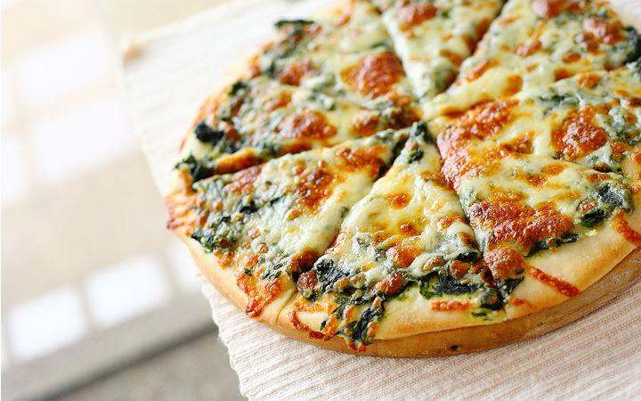 https://yemek.com/tarif/ispanakli-pizza | Ispanaklı Pizza Tarifi