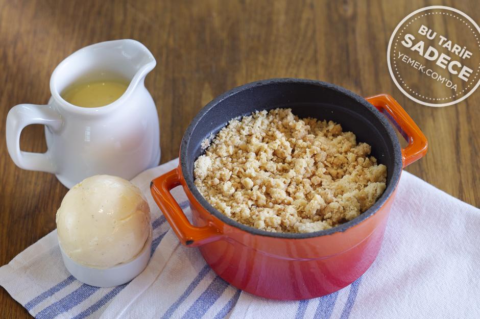 https://yemek.com/tarif/toms-kitchen-armut-bogurtlenli-crumble/ | Fotoğraf: Özgür Bakır / Armut ve Böğürtlenli Crumble Tarifi