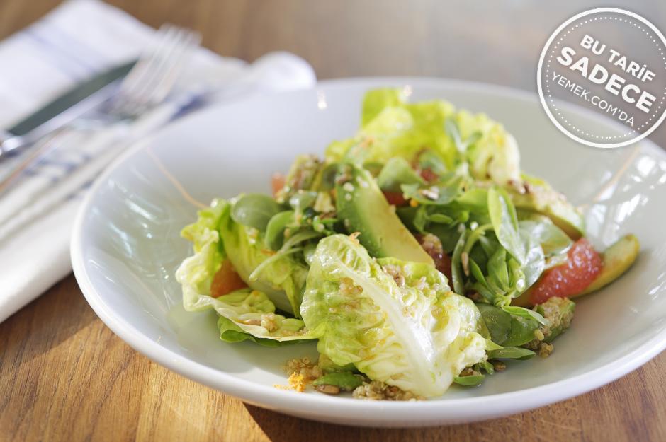 https://yemek.com/tarif/toms-kitchen-avokado-greyfurt-salatasi/ | Fotoğraf: Özgür Bakır / Avokadolu Greyfurt Salatası Tarifi