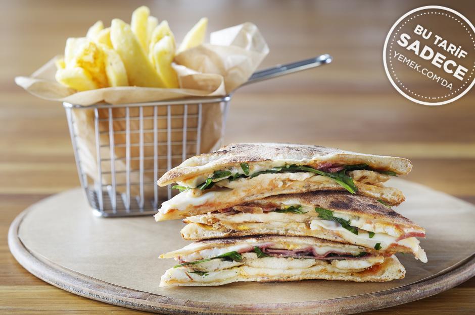 https://yemek.com/tarif/kitchenette-pi…-club-sandwich/ | Fotoğraf: Özgür Bakır / Kitchenette Pizza Club Sandviç Tarifi