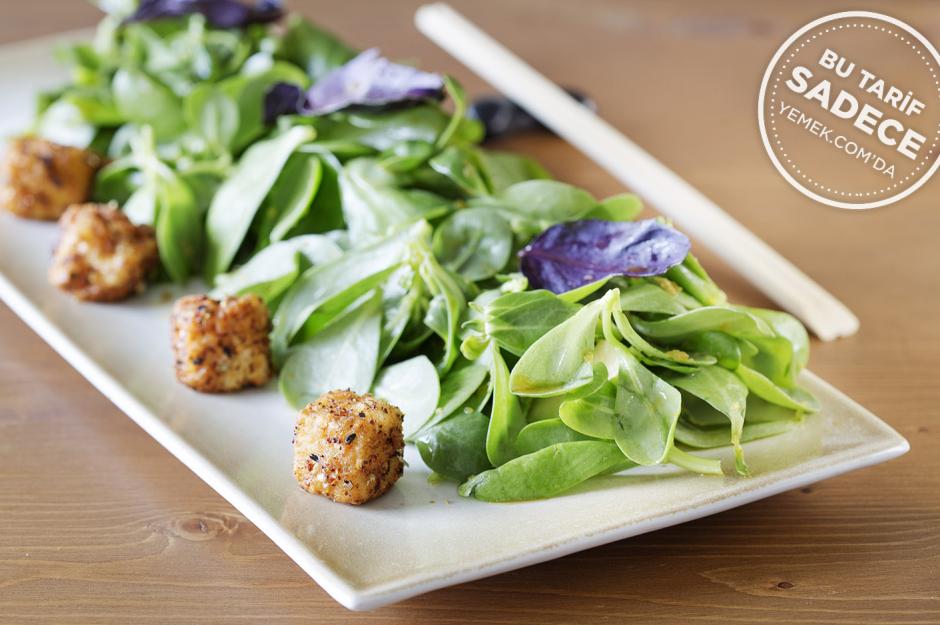 https://yemek.com/tarif/yada-sushi-avokadolu-tofu-salatasi/ | Fotoğraf: Özgür Bakır / Avokadolu Tofu Salatası Tarifi