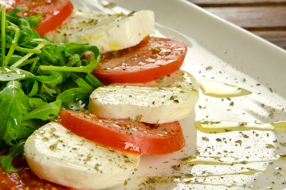 https://yemek.com/tarif/caprese-salatasi/ | Caprese Salatası Tarifi