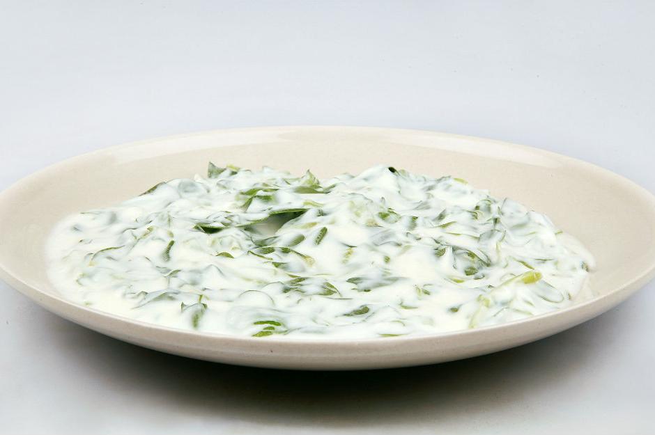 https://yemek.com/tarif/semizotu-salatasi/ | Semizotu Salatası Tarifi