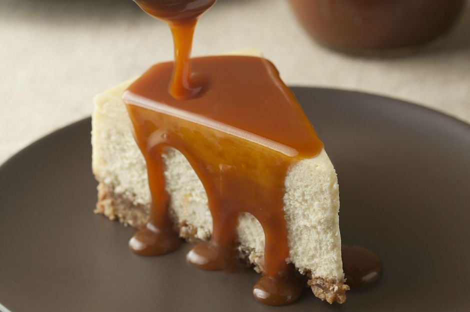 https://yemek.com/tarif/karamel-soslu-cheesecake/ | Karamel Soslu Cheesecake Tarifi