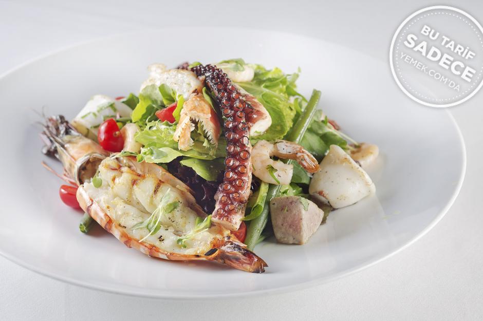https://yemek.com/tarif/parle-deniz-mahsulleri-salatasi/ | Deniz Mahsulleri Salatası Tarifi