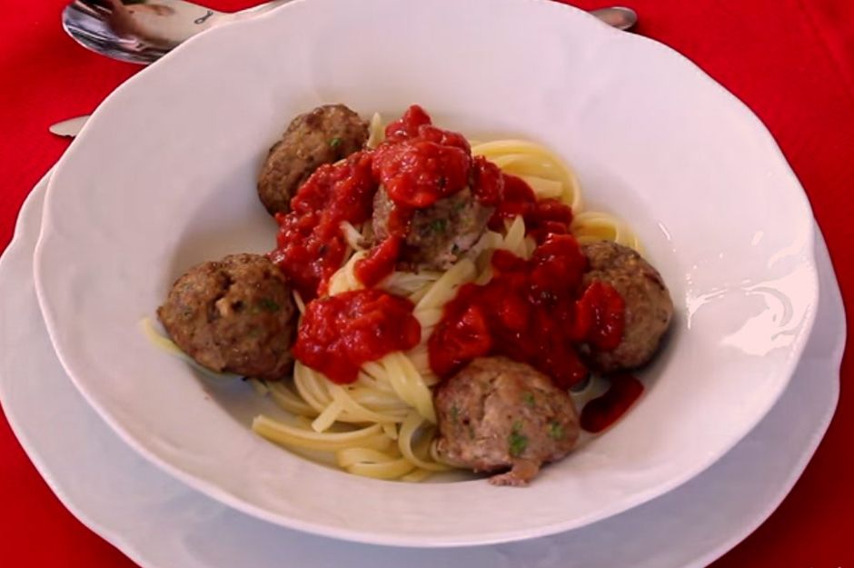 https://yemek.com/tarif/kofteli-spagetti/ | Köfteli Spagetti Tarifi 