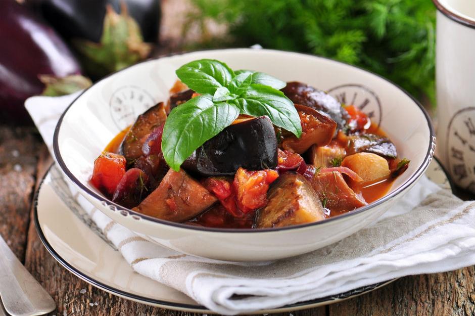 https://yemek.com/tarif/patlican-yemegi/ | Patlıcan Yemeği Tarifi