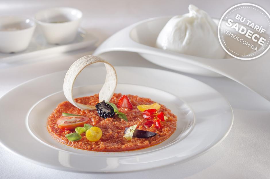 https://yemek.com/tarif/domates-pureli-burrata-peyniri/ | Fotoğraf: Özgür Bakır / Domates Püreli Burrata Peyniri