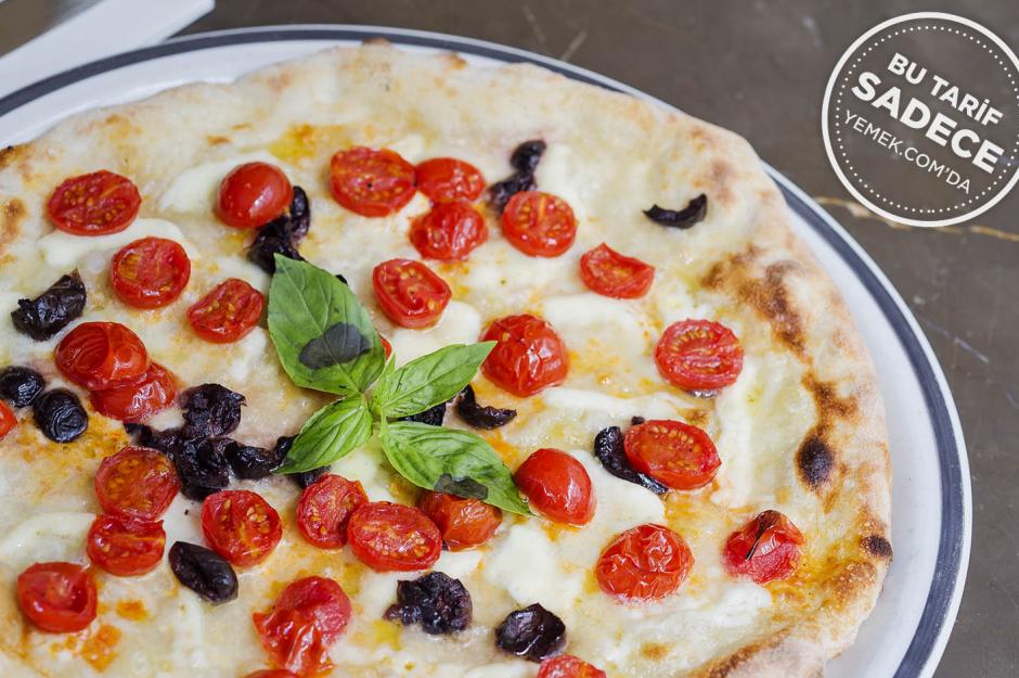 https://yemek.com/tarif/pizza-bufala/ | Fotoğraf: Özgür Bakır / Pizza Bufala Tarifi
