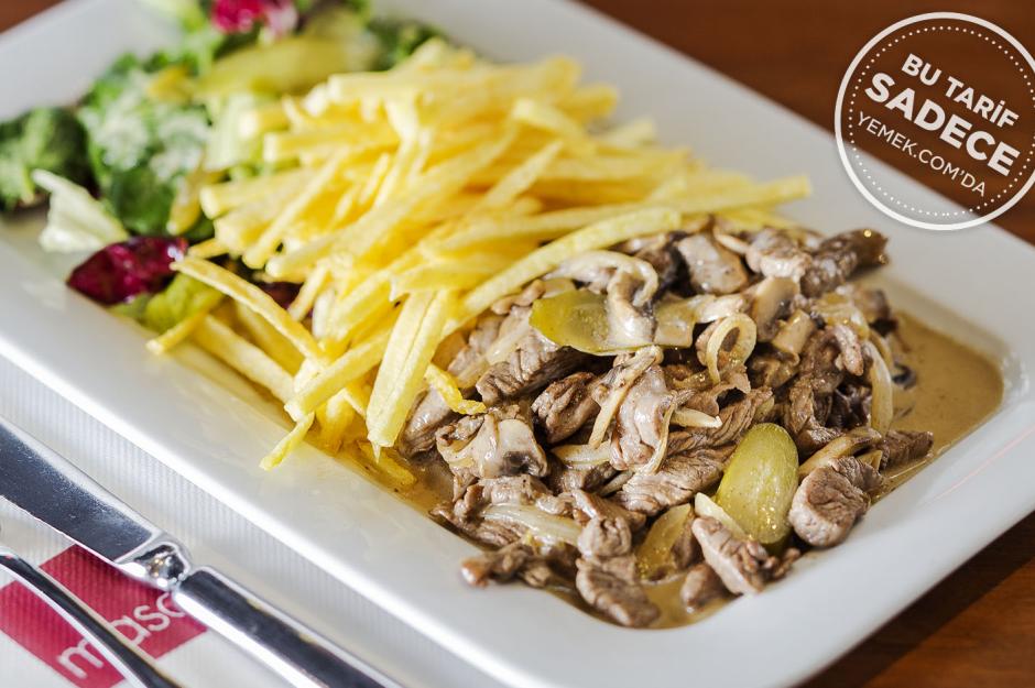 https://yemek.com/tarif/beef-stroganoff-salatasi/ | Fotoğraf: Özgür Bakır / Beef Stroganoff Salatası Tarifi