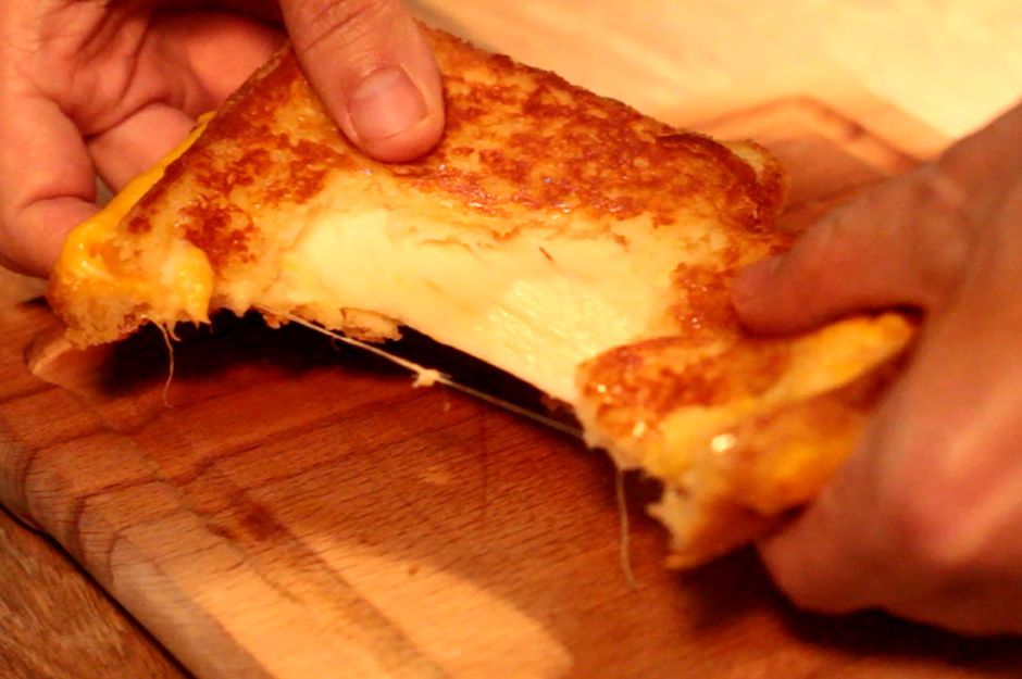 https://yemek.com/tarif/tavada-peynirli-tost/ | Tavada Peynirli Tost Tarifi 