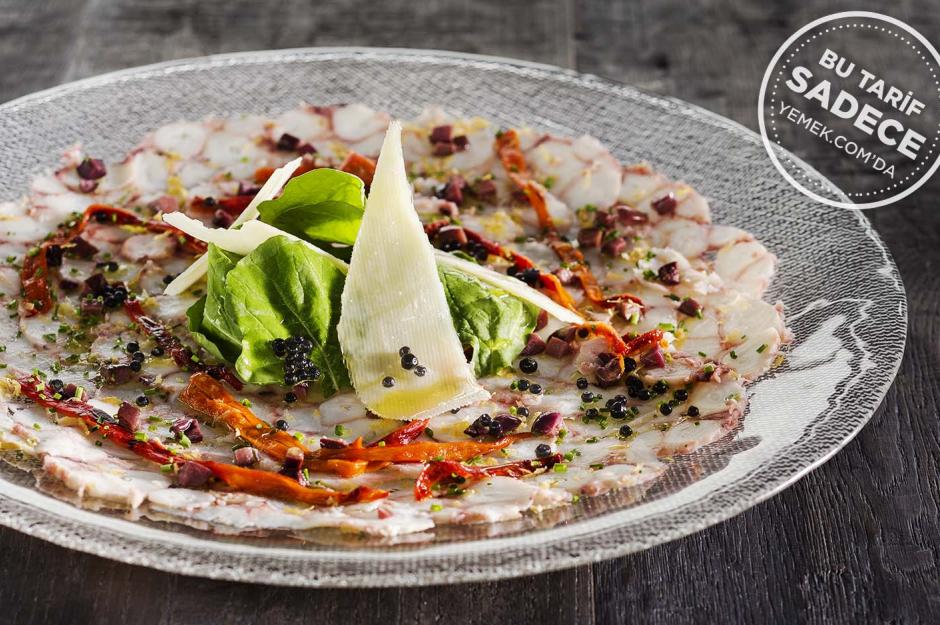 https://yemek.com/tarif/ahtapot-carpaccio/ | Fotoğraf: Özgür Bakır / Ahtapot Carpaccio Tarifi