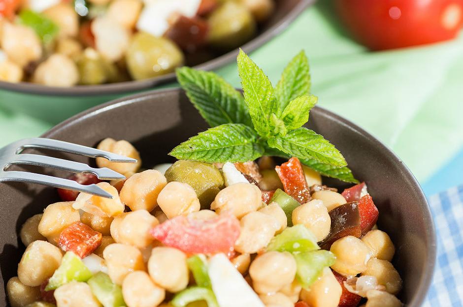 https://yemek.com/tarif/nohut-salatasi/ | Nohut Salatası Tarifi