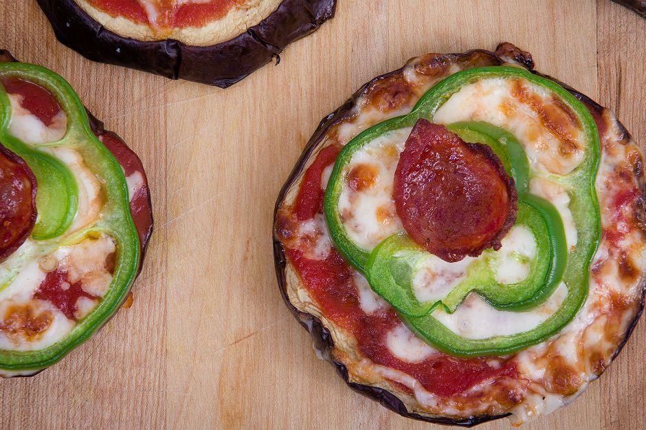 https://yemek.com/tarif/patlican-tabanli-pizza/ | Patlıcan Tabanlı Pizza Tarifi 