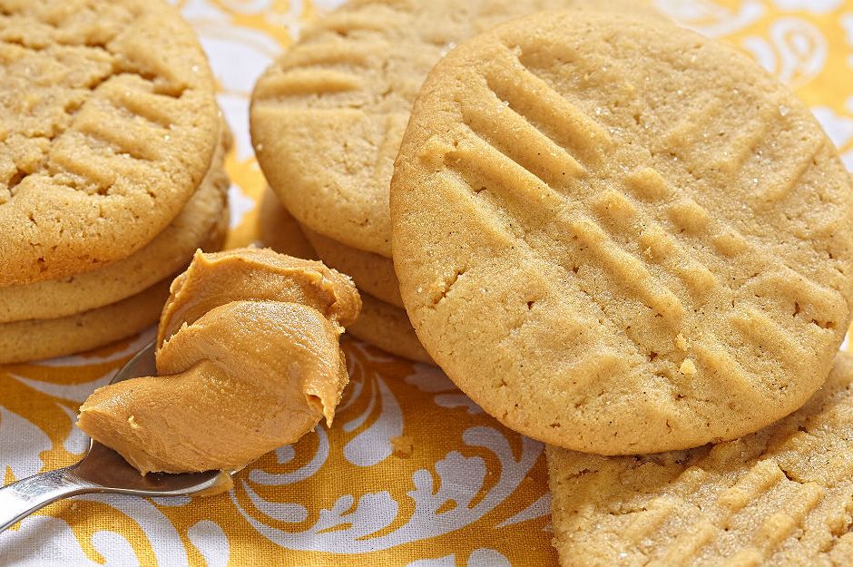 https://yemek.com/tarif/uc-malzemeli-fistik-ezmeli-kurabiye/ | Üç Malzemeli Fıstık Ezmeli Kurabiye Tarifi 