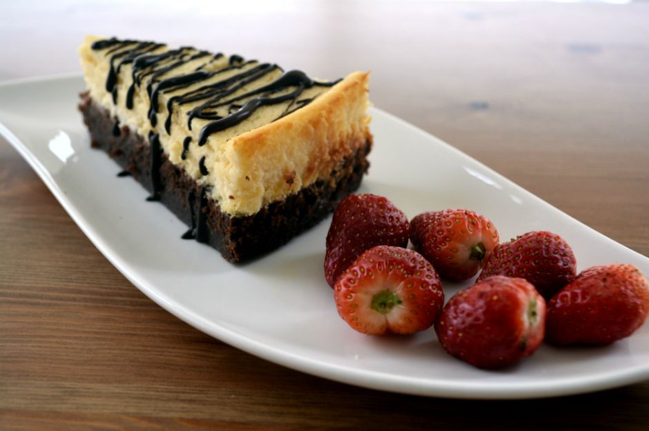https://yemek.com/tarif/brownie-cheesecake/  | Brownie Cheesecake Tarifi