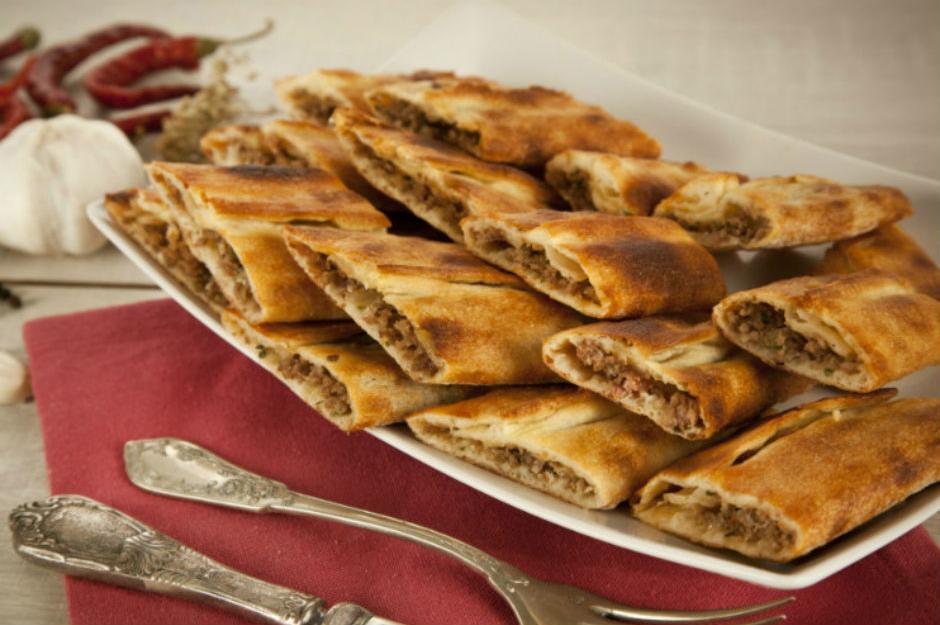 https://yemek.com/tarif/kiymali-kapali-pide/ | Kıymalı Kapalı Pide Tarifi