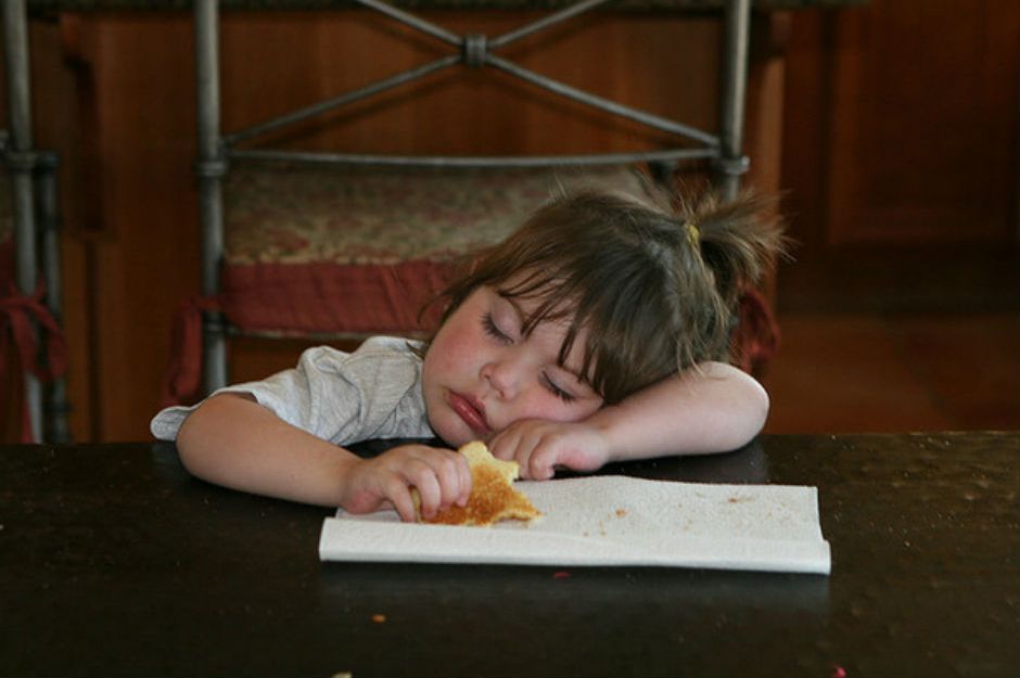 Ребенок не любит спать. Дети за столом. Уснул за столом. Уставший ребенок. Ребенок уснул за столом.