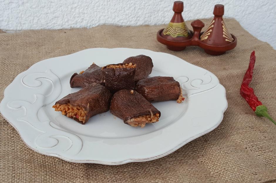 https://yemek.com/tarif/zeytinyagli-kuru-patlican-dolmasi/ | Zeytinyağlı Kuru Patlıcan Dolması Tarifi