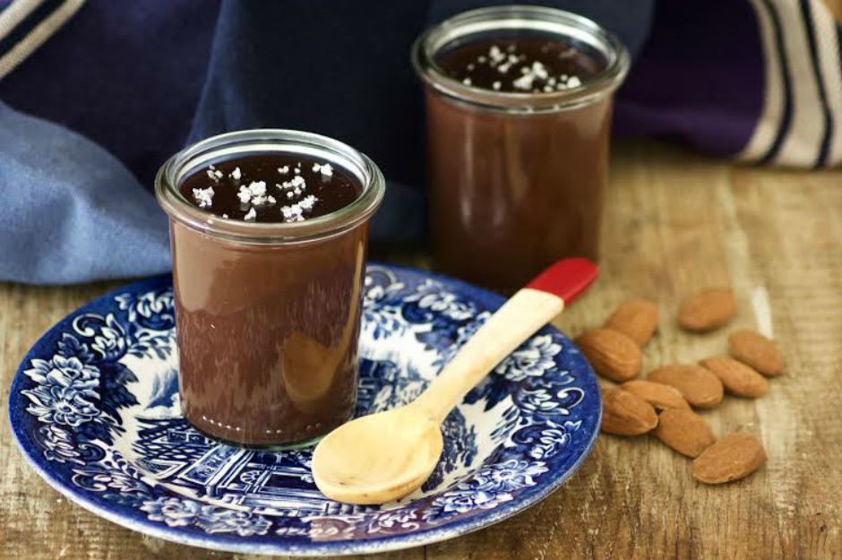 https://yemek.com/tarif/bademli-bitter-cikolatali-puding/ | Bademli, Bitter Çikolatalı Puding Tarifi