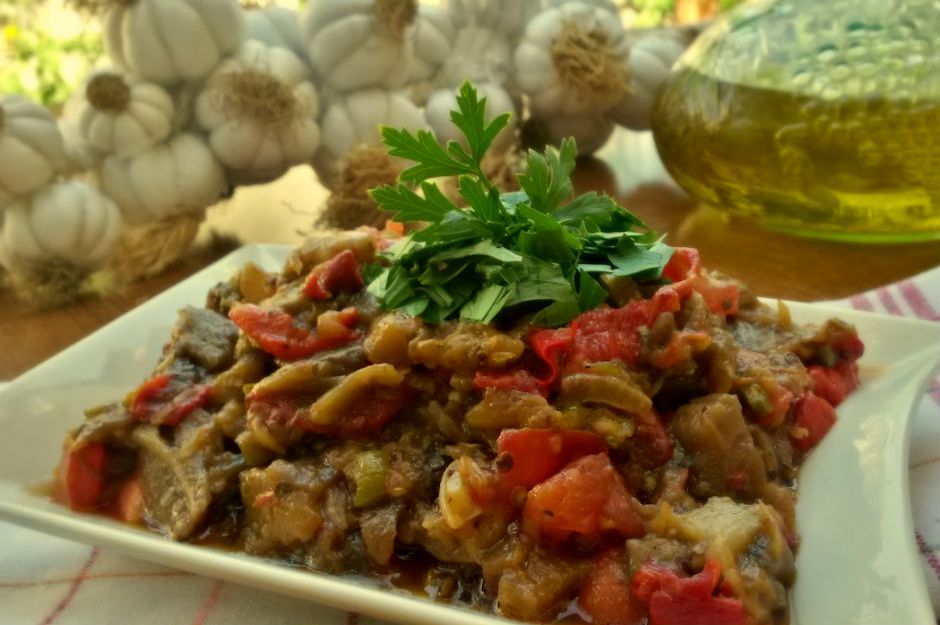 Kavrulmuş Köz Patlıcan Salatası Tarifi, Nasıl Yapılır? - Yemek.com