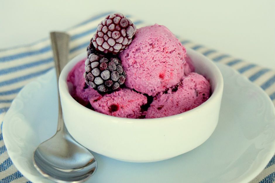 https://yemek.com/tarif/bogurtlenli-sekersiz-dondurma/ | Böğürlenli Şekersiz Dondurma Tarifi 
