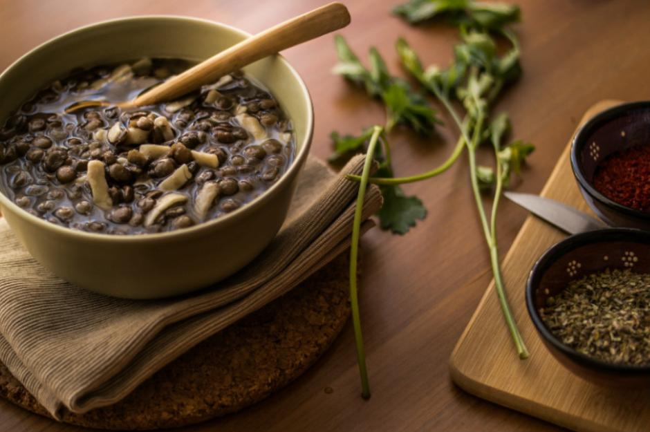 https://yemek.com/tarif/eristeli-yesil-mercimek-corbasi | Erişteli Yeşil Mercimek Çorbası Tarifi