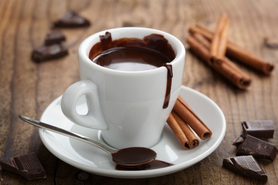 https://yemek.com/tarif/tarcinli-sicak-cikolata | Tarçınlı Sıcak Çikolata Tarifi