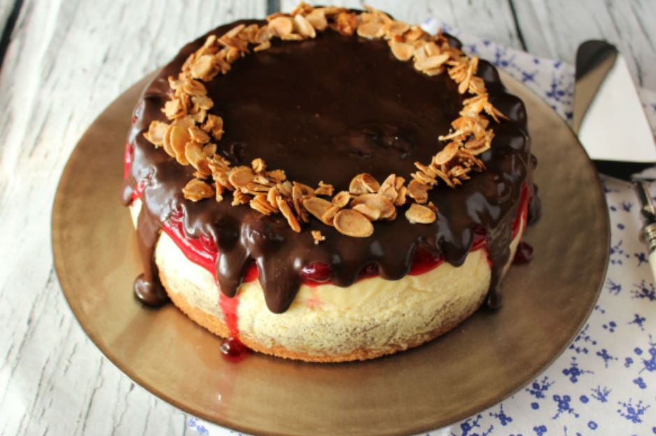 https://yemek.com/tarif/visneli-ve-cikolata-soslu-cheesecake | Çikolatalı Vişne Soslu Cheesecake Tarifi